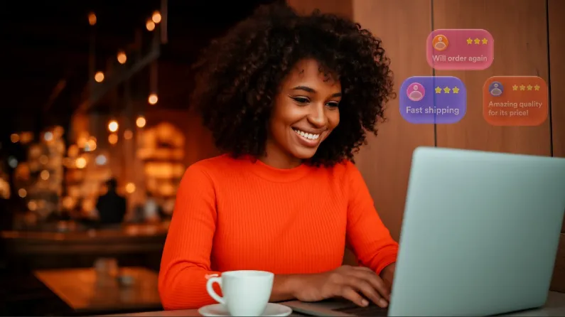 Mulher sorridente usa um notebook em um café, enquanto balões digitais de avaliação de clientes flutuam ao seu lado.