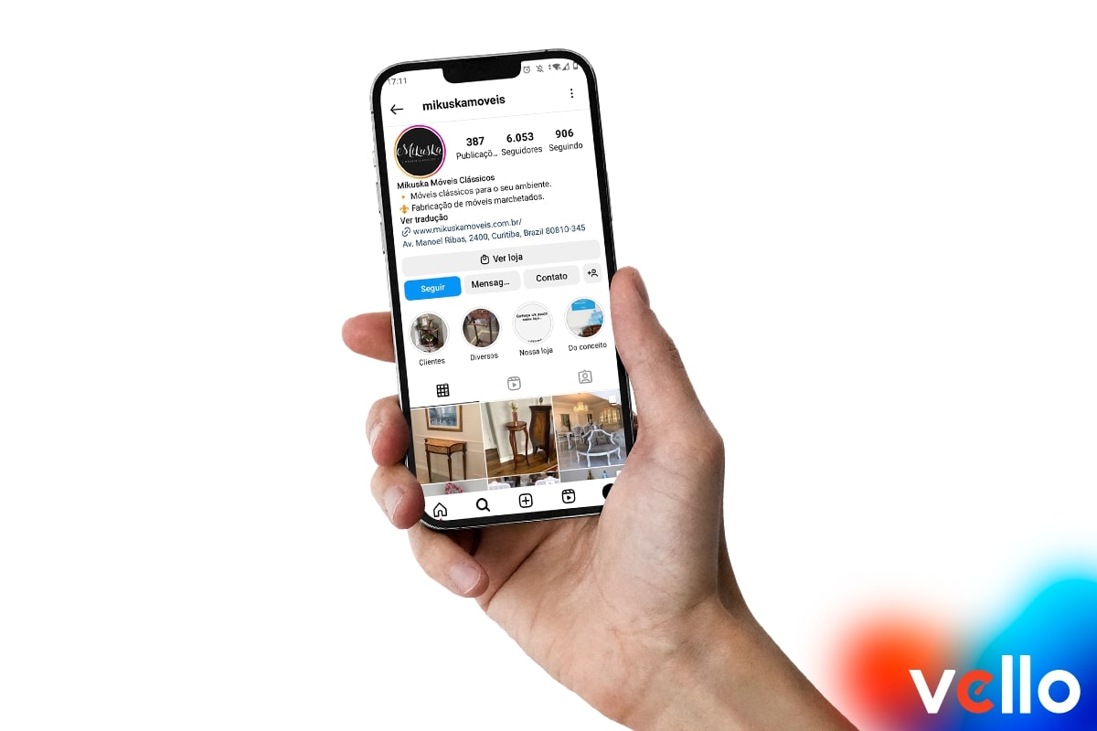 Pessoa com celular aberto no Instagram da loja Mikuska