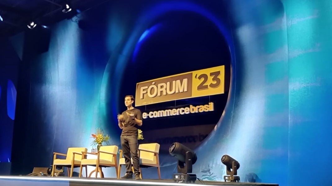 Imagem de palestrante no palco do Fórum E-Commerce Brasil 2023