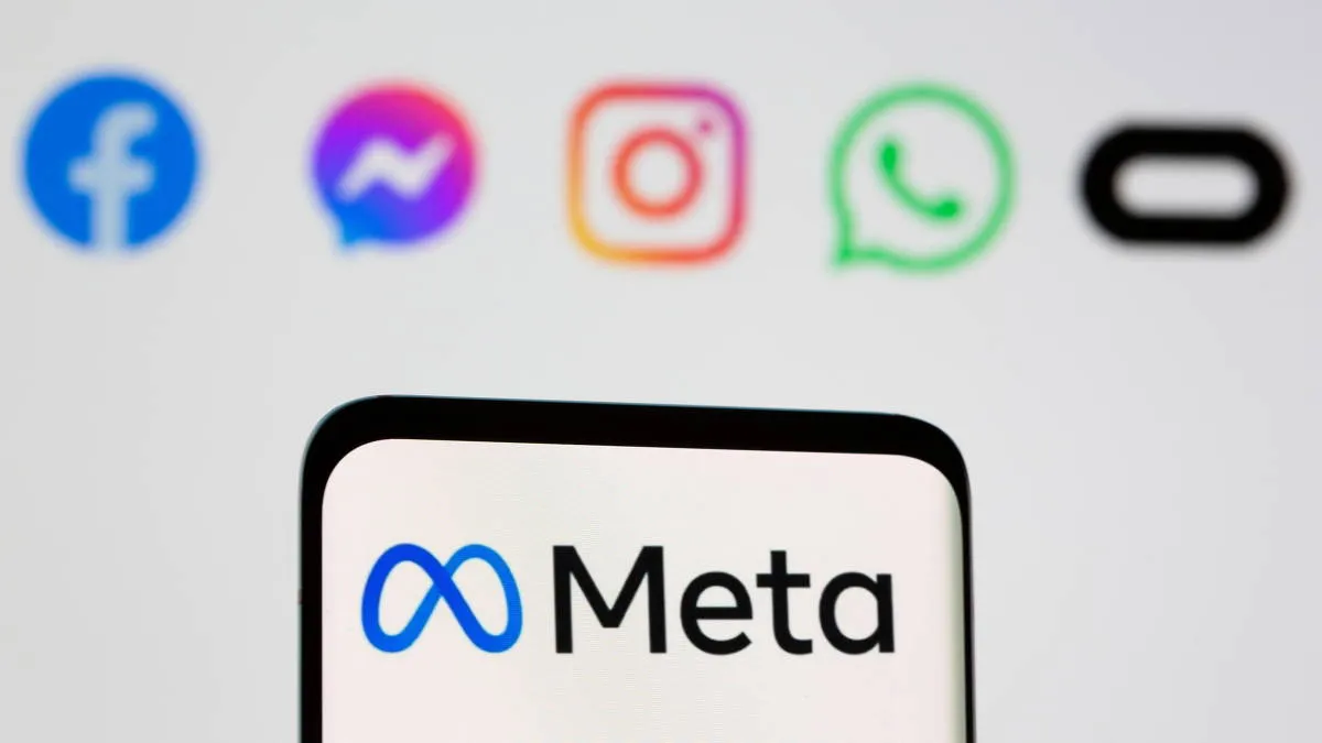 Tela branca com smartphone com o logo da Meta em azul e branco na frente e logos do Facebook, Chat Messenger, Instagram e Whatsapp ao fundo