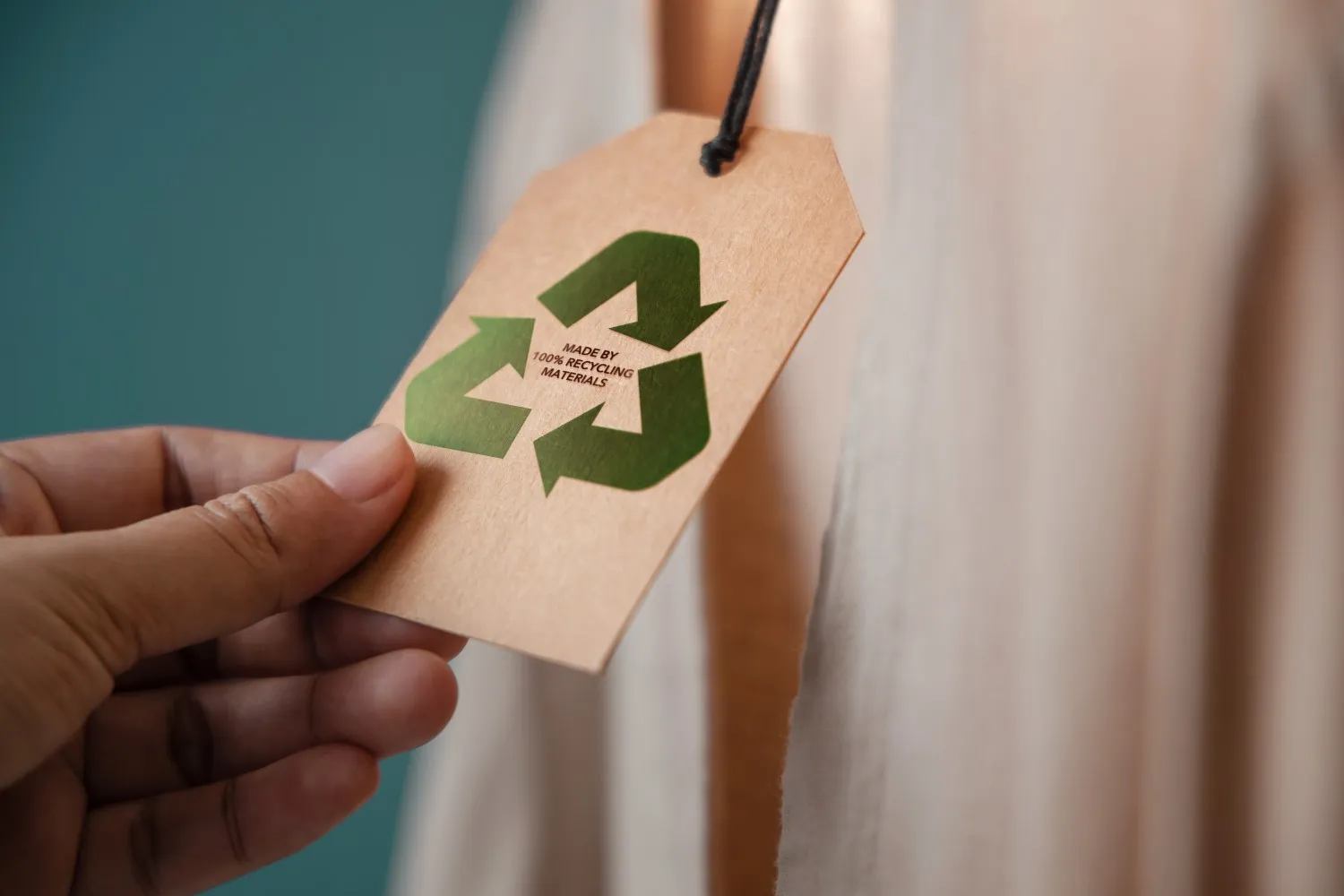 Etiqueta de roupa com o símbolo de reciclagem