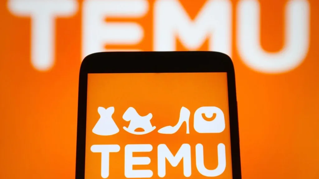 Tela de smartphone laranja do aplicativo da Temu com o nome em branco e ícones de roupas, sapatos, brinquedo e uma bolsa.