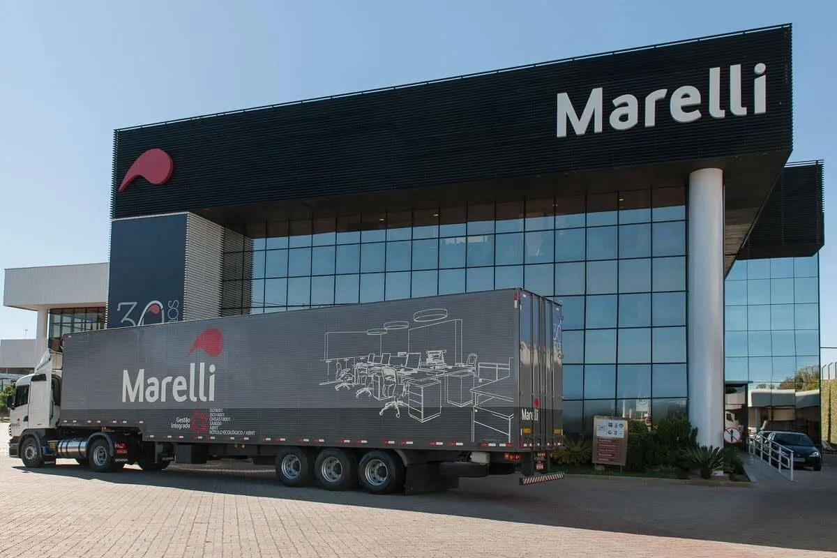 Fachada da empresa Marelli, com painel de vidro e caminhão estacionado na frente