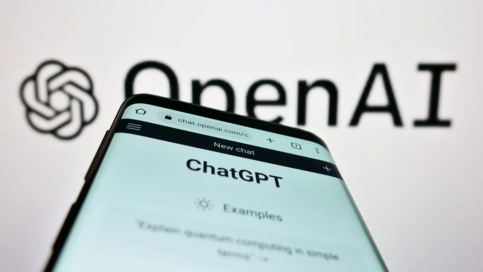 Imagem de um smartphone logado na ferramenta do ChatGPT