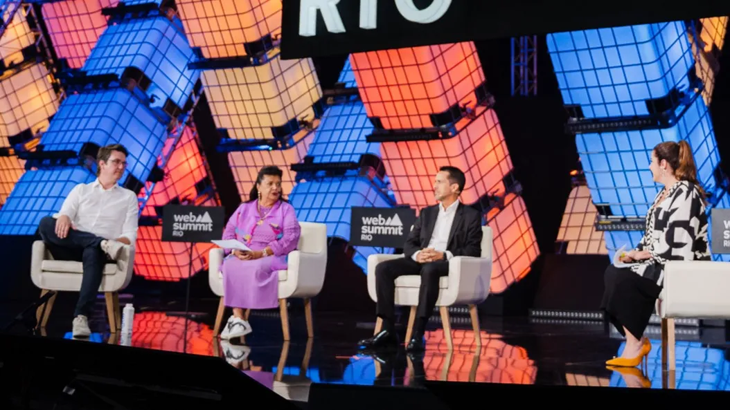 Imagem de executivos dos grandes e-commerce nacionais em palco do evento Web Summit Rio 2024