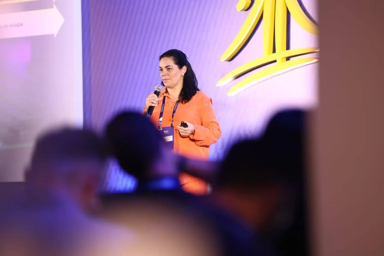 Carolina Soares, executiva de vendas da DHL, palestrando na Conferência Santa Catarina 2024