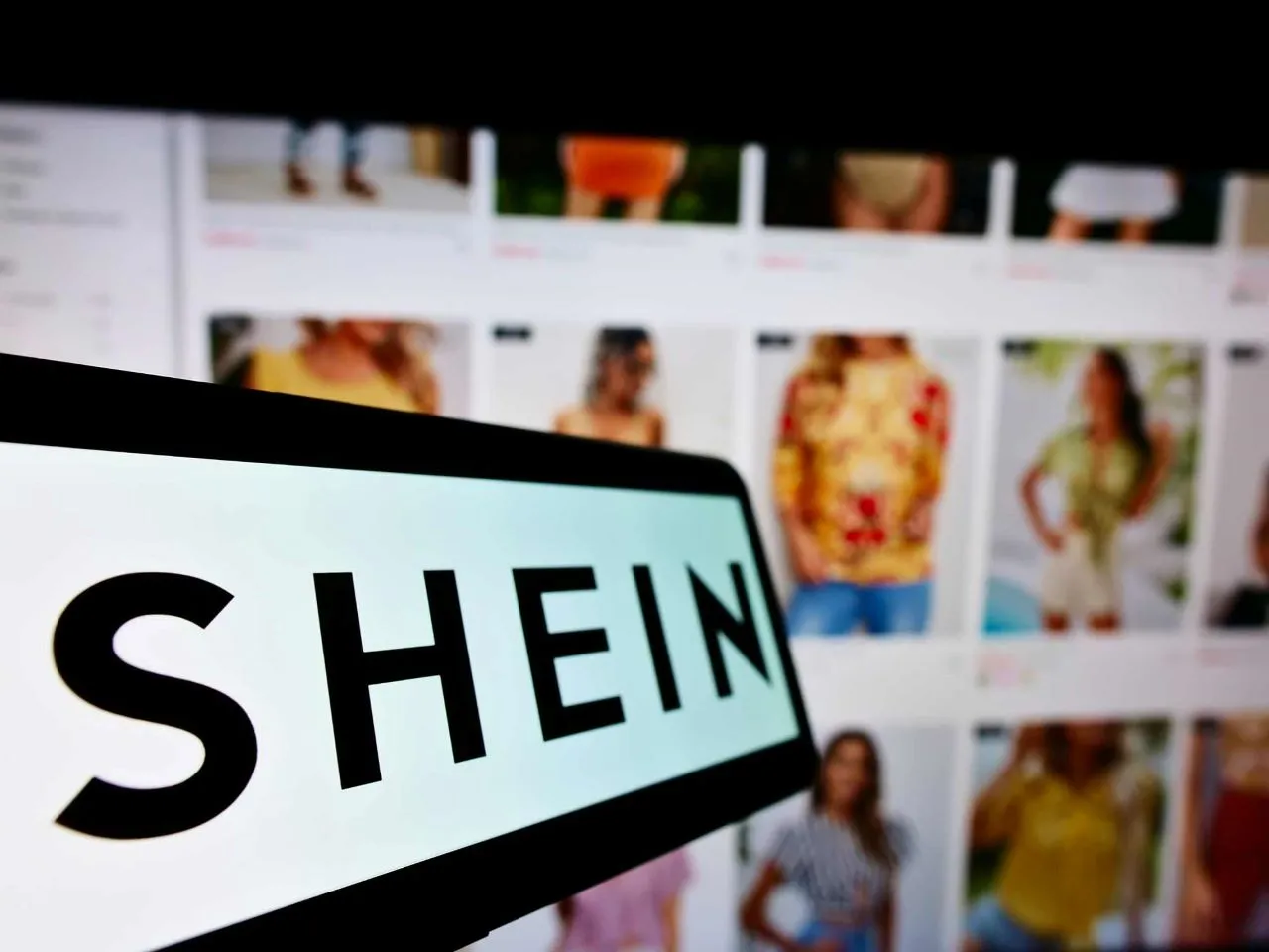 Imagem de um logo da Shein em um smartphone