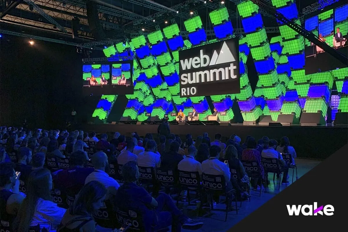 Palco principal do evento Web Summit Rio 2024, com luzes azuis e verde