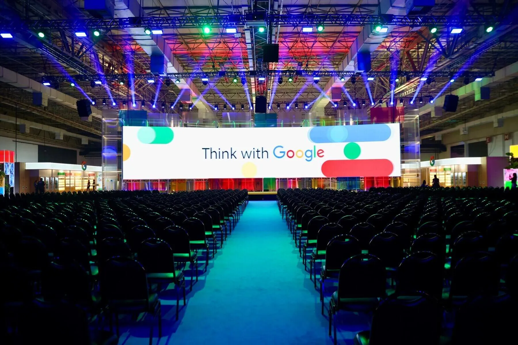 Telão de auditório no evento Think With Google