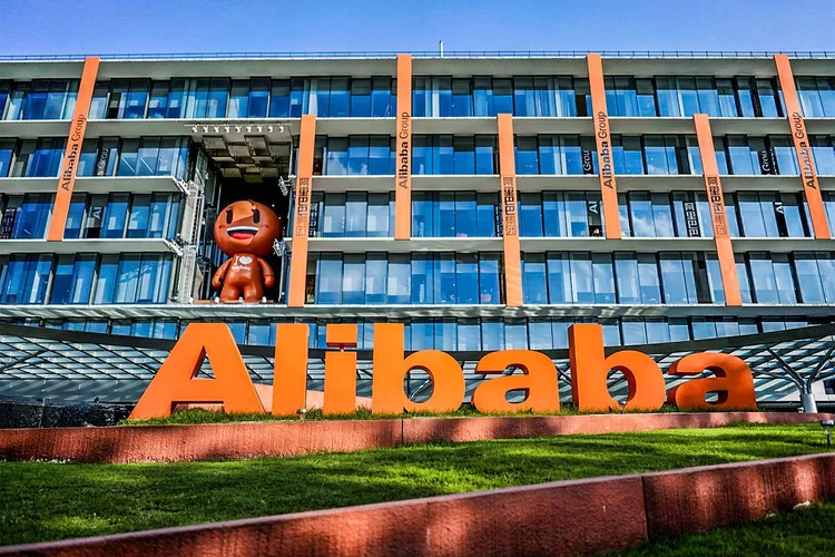 Alibaba busca IA para defender seu reinado no e-commerce chinês. Participação caiu de 80% para 37% em 5 anos