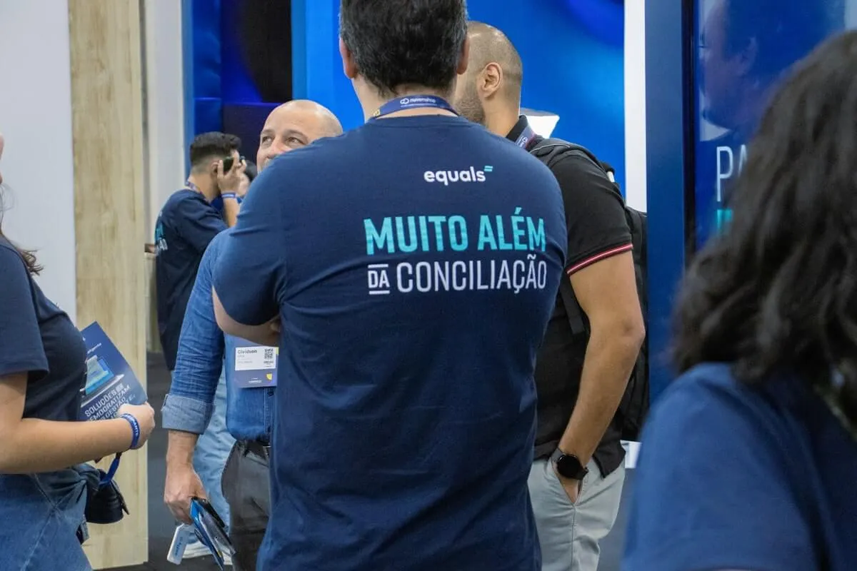 Homem de costas com camiseta escrito "muito além da conciliação" mote da marca Equals