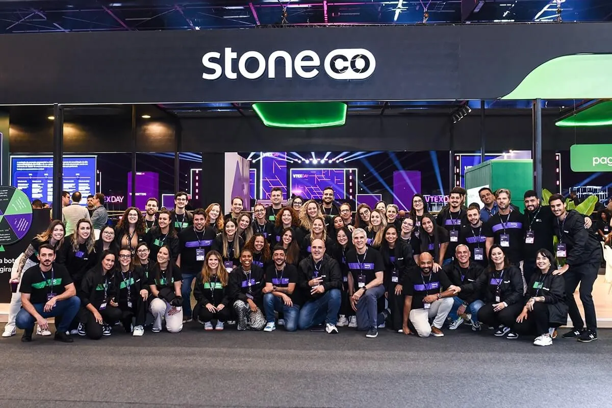 Equipe do Grupo Stone em evento reunidos na frente do evento