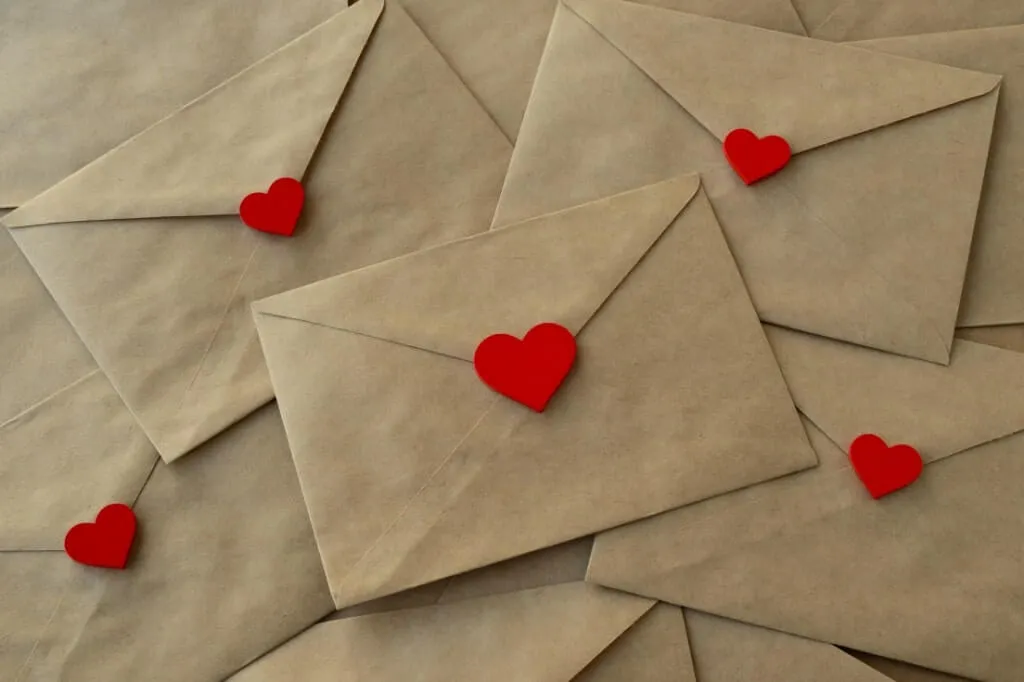Envelopes marrons com adesivo de coração para fechar a carta