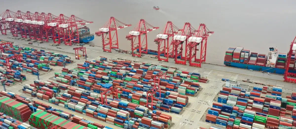 Pressões tarifárias têm acelerado exportações da China nos últimos 15 meses, afirma Reuters