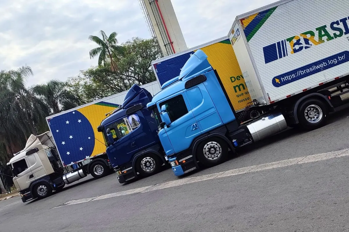 Caminhões alinhados da Brasil Web Transportadora