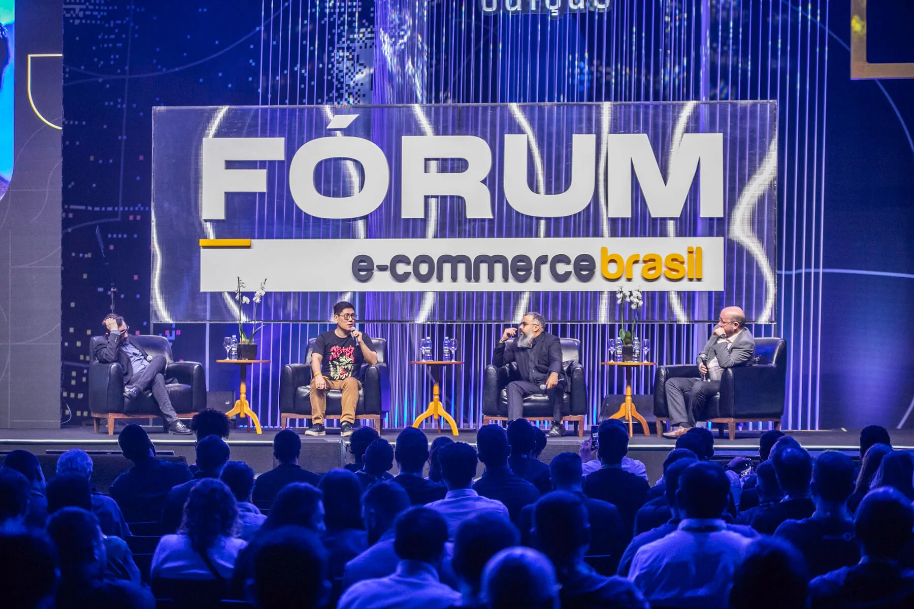 Fabio Akita no palco de Tecnologia e Inovação no Fórum ECBR 2024