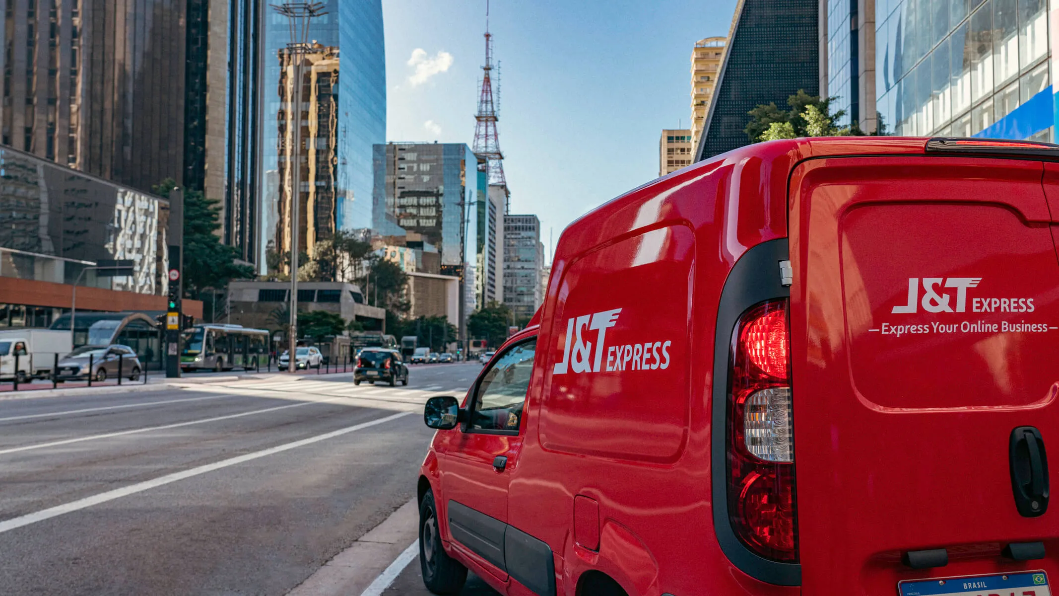 Carro vermelho da J&T Express parado em rua da China