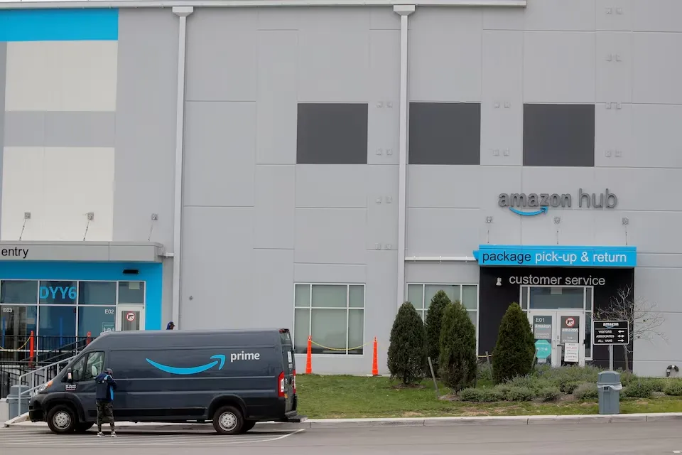 Carro de entregas da Amazon saindo de hub logistico