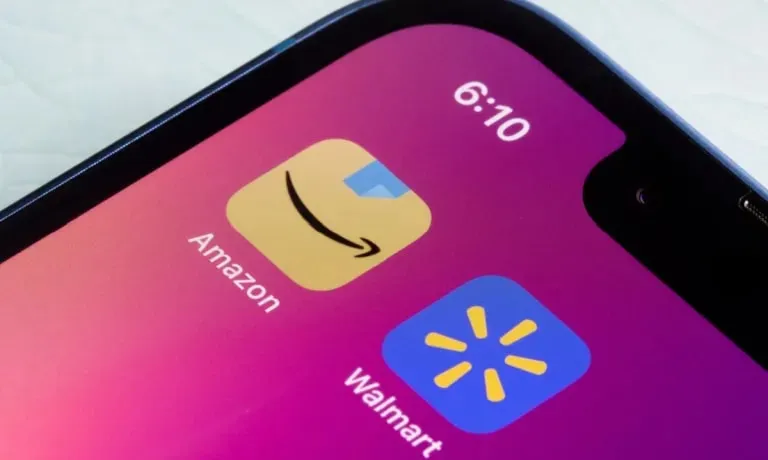 Tela de iphone com aplicativos da Amazon e Walmart