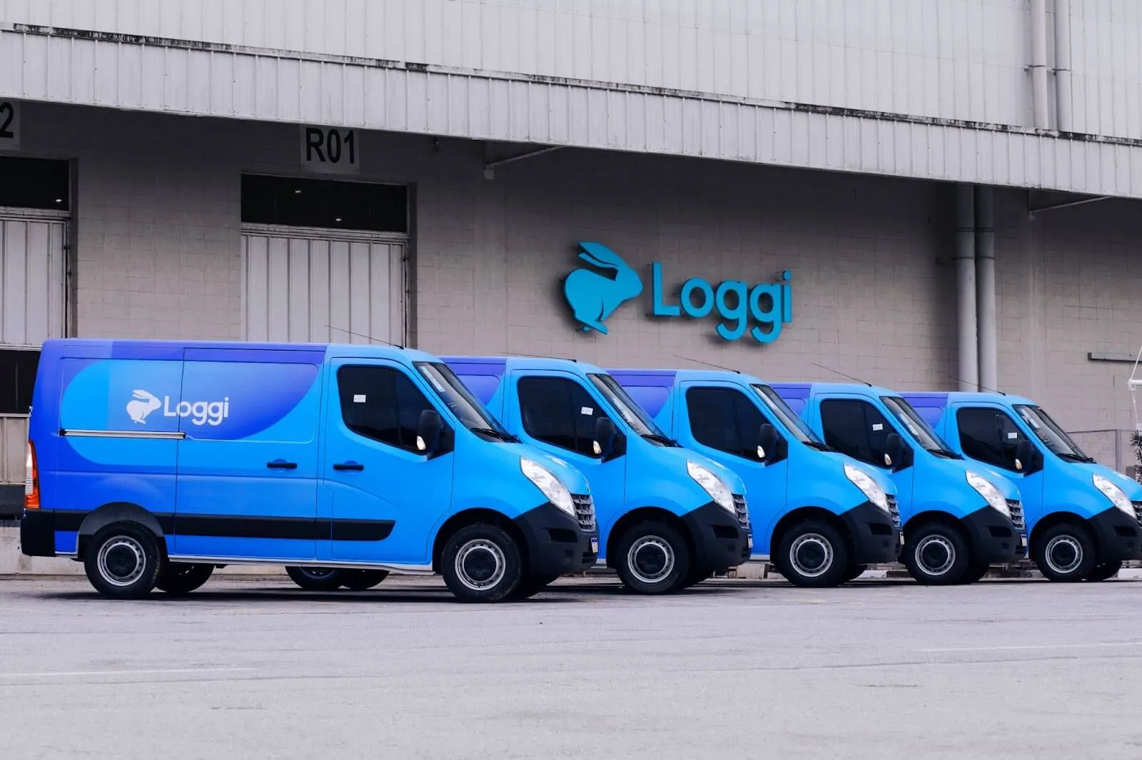 Frota de vans para entrega da empresa Loggi