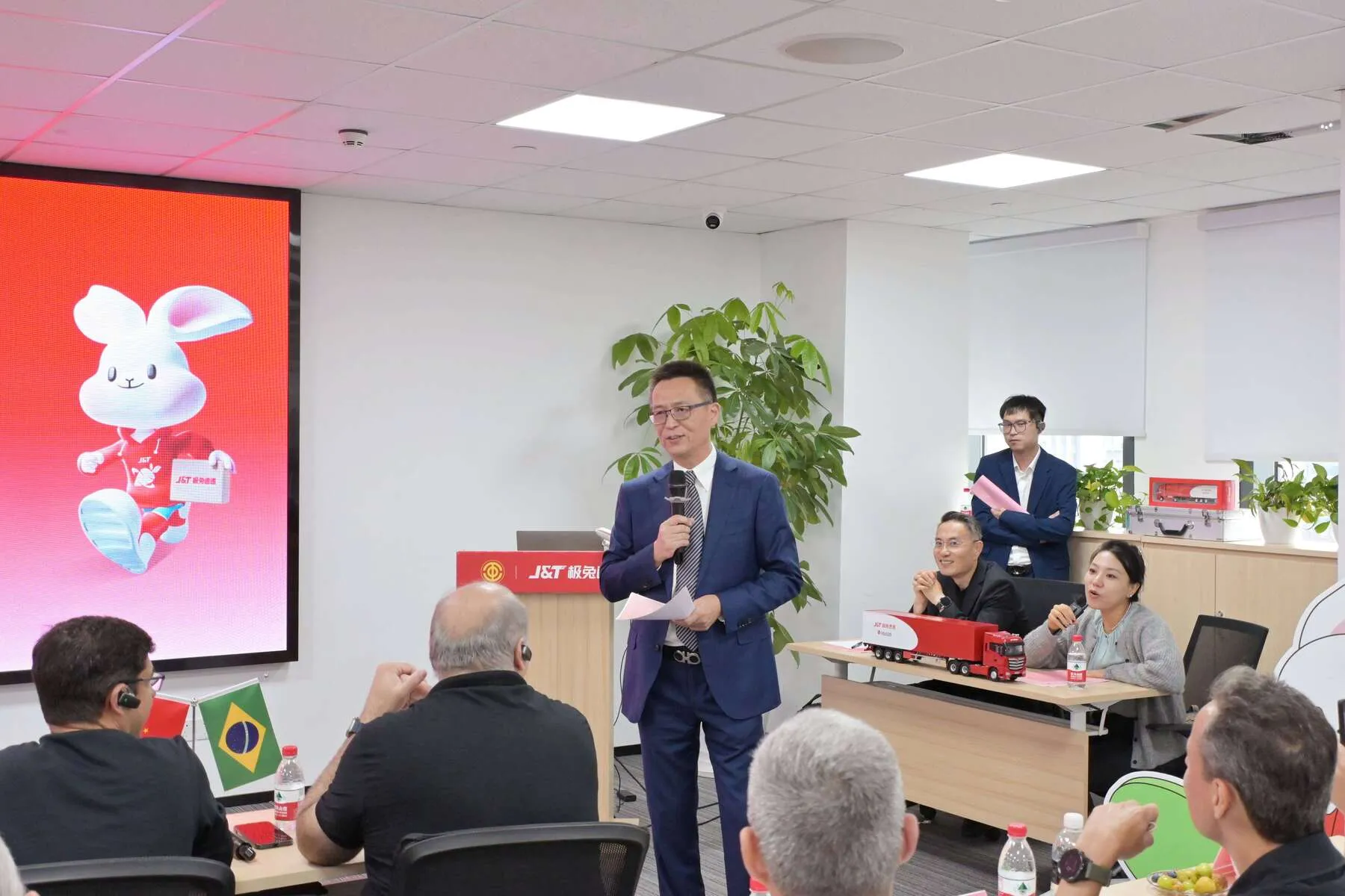 Hou Junyi apresenta modelo de negócio da J&T Express  - Crédito: Divulgação 