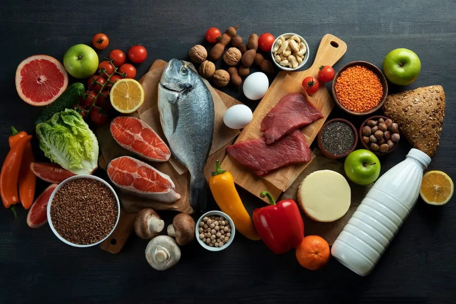 Variedade de alimentos em cima de mesa de madeira com vista superior da camera