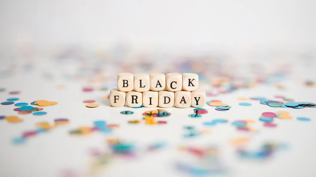 Black Friday escrito em bloquinhos de madeira cercado de confetes