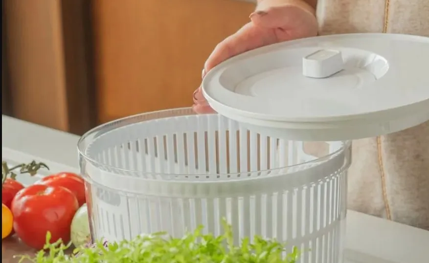 Secador de salada em cima de balcão de cozinha