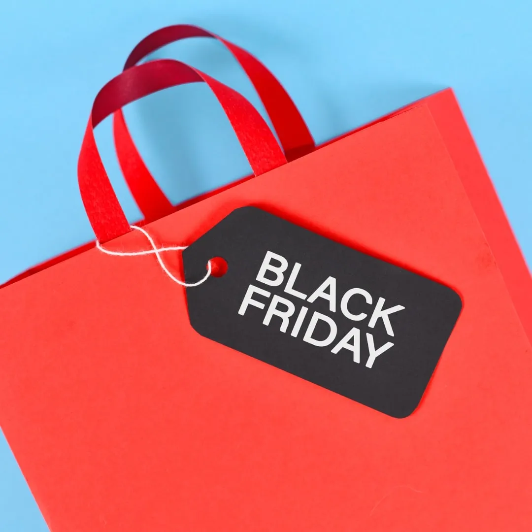 Sacola vermelha com etiqueta preta escrito Black Friday