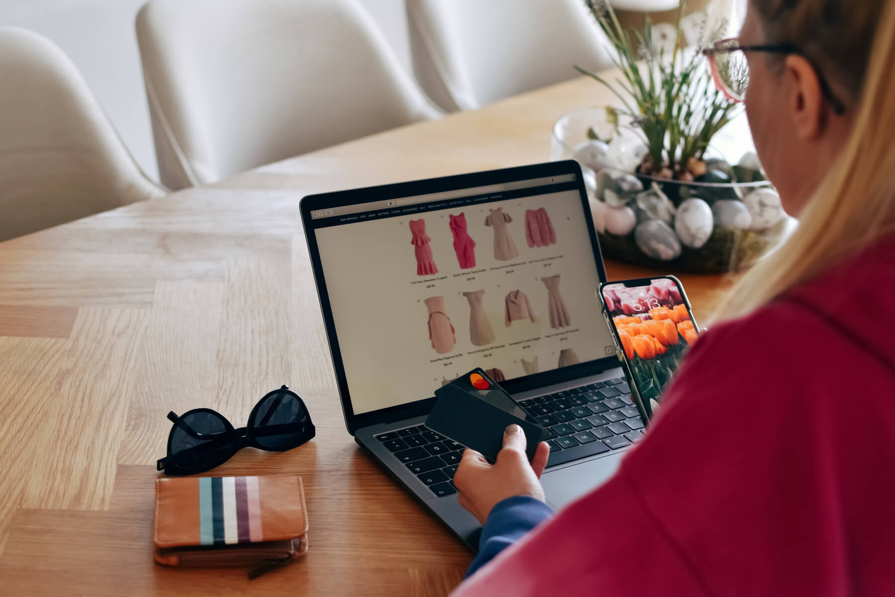 82% dos brasileiros compram online pelo menos uma vez por mês