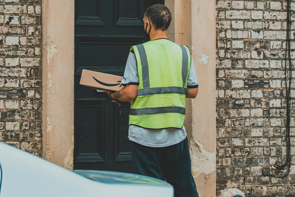 Amazon reduz comissão e taxas logísticas no Brasil