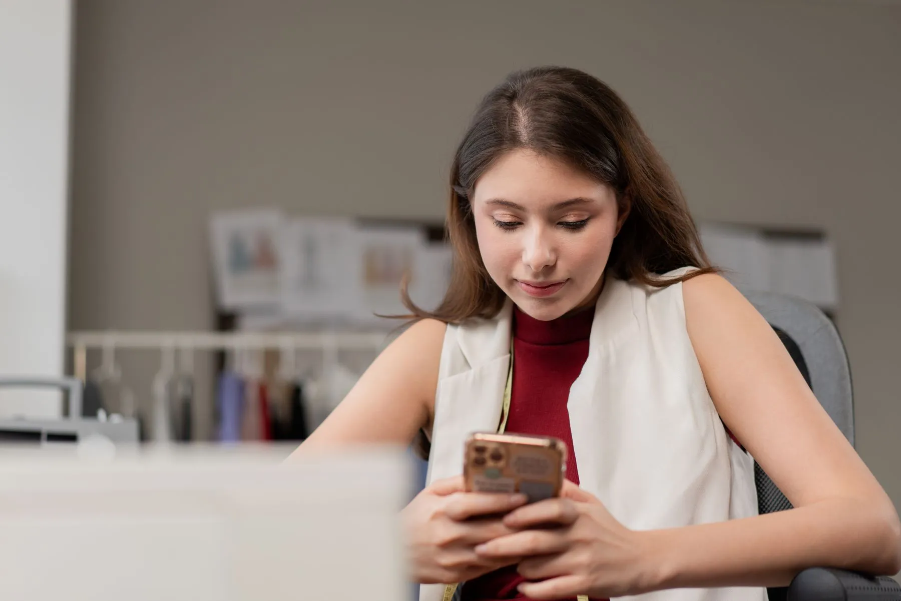 Mulheres lideram compras online em 2024 no Brasil, revela ABComm