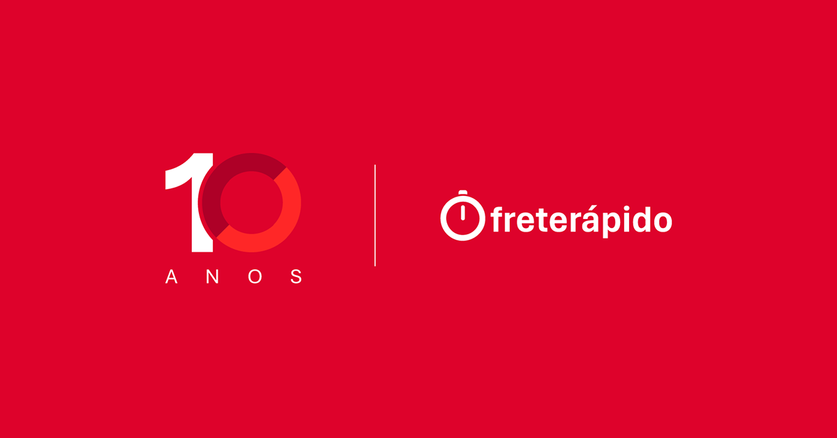 Logo da frete rápido em vermelho ao lado do anúncio de 10 anos