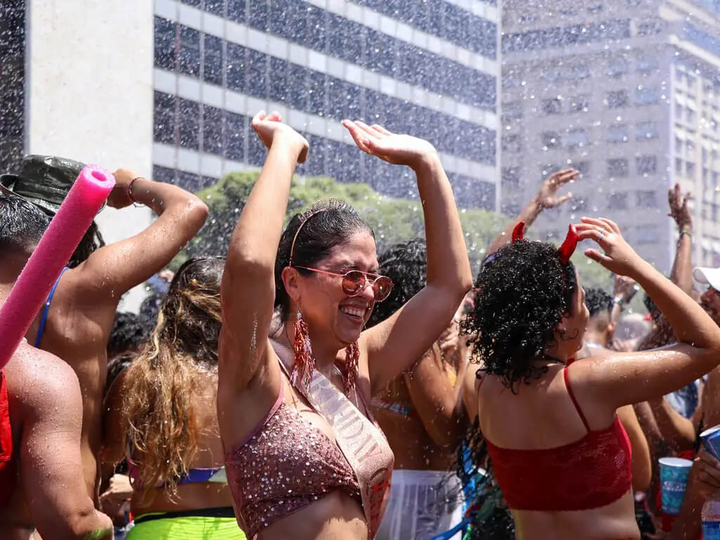 Carnaval 2025 impulsiona vendas online e movimenta R$ 2,7 milhões