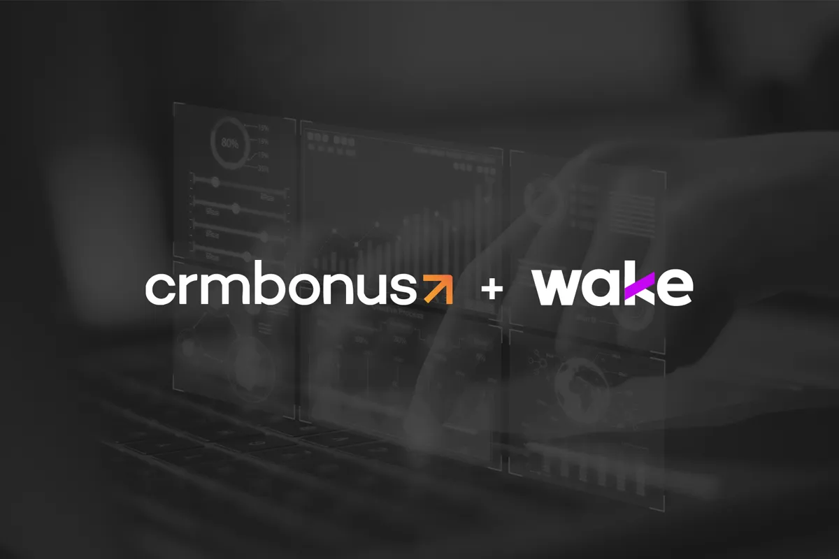 Imagem com fundo preto e logo da CRMbônus + Wake