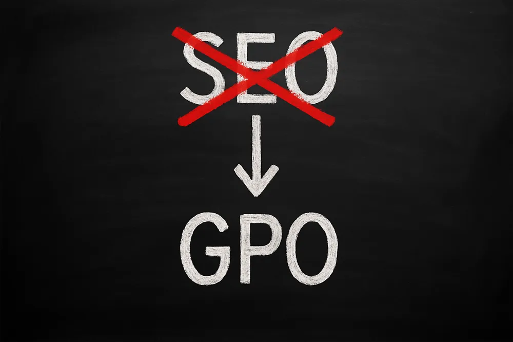 Quadro negro com "SEO" riscado e uma seta apontando para "GPO", indicando substituição.