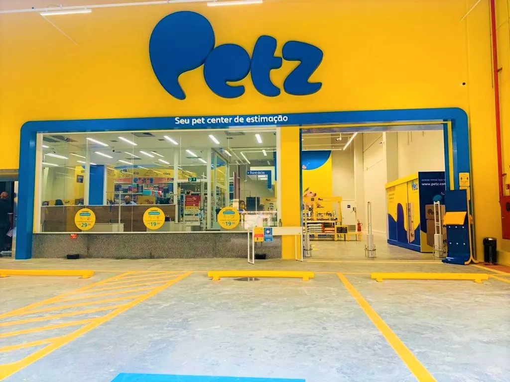 Fachada amarela e azul da loja Petz.