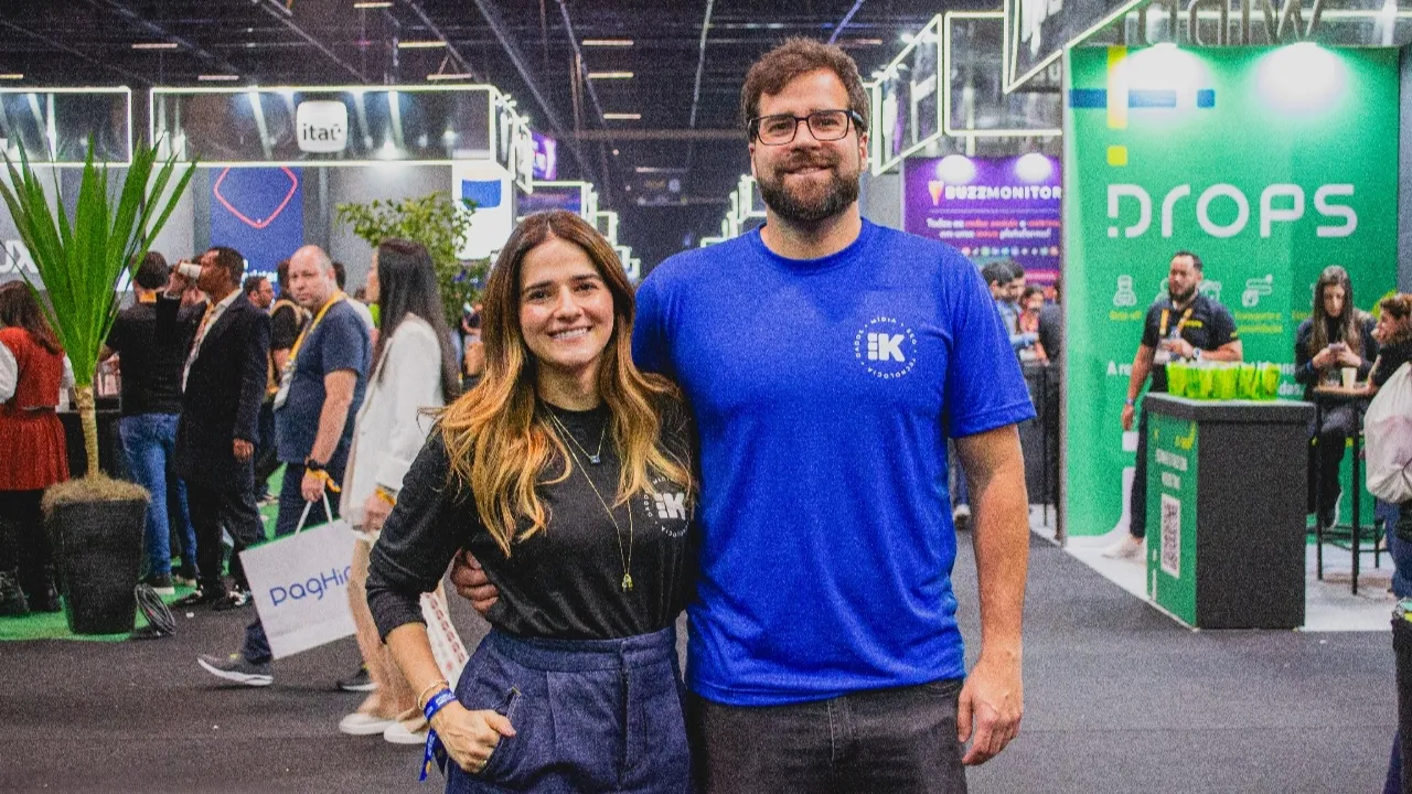 Fernanda Cunha, CEO da Kipiai, e Bruno Lima, fundador da Kipiai, durante Fórum E‑Commerce Brasil 2024
