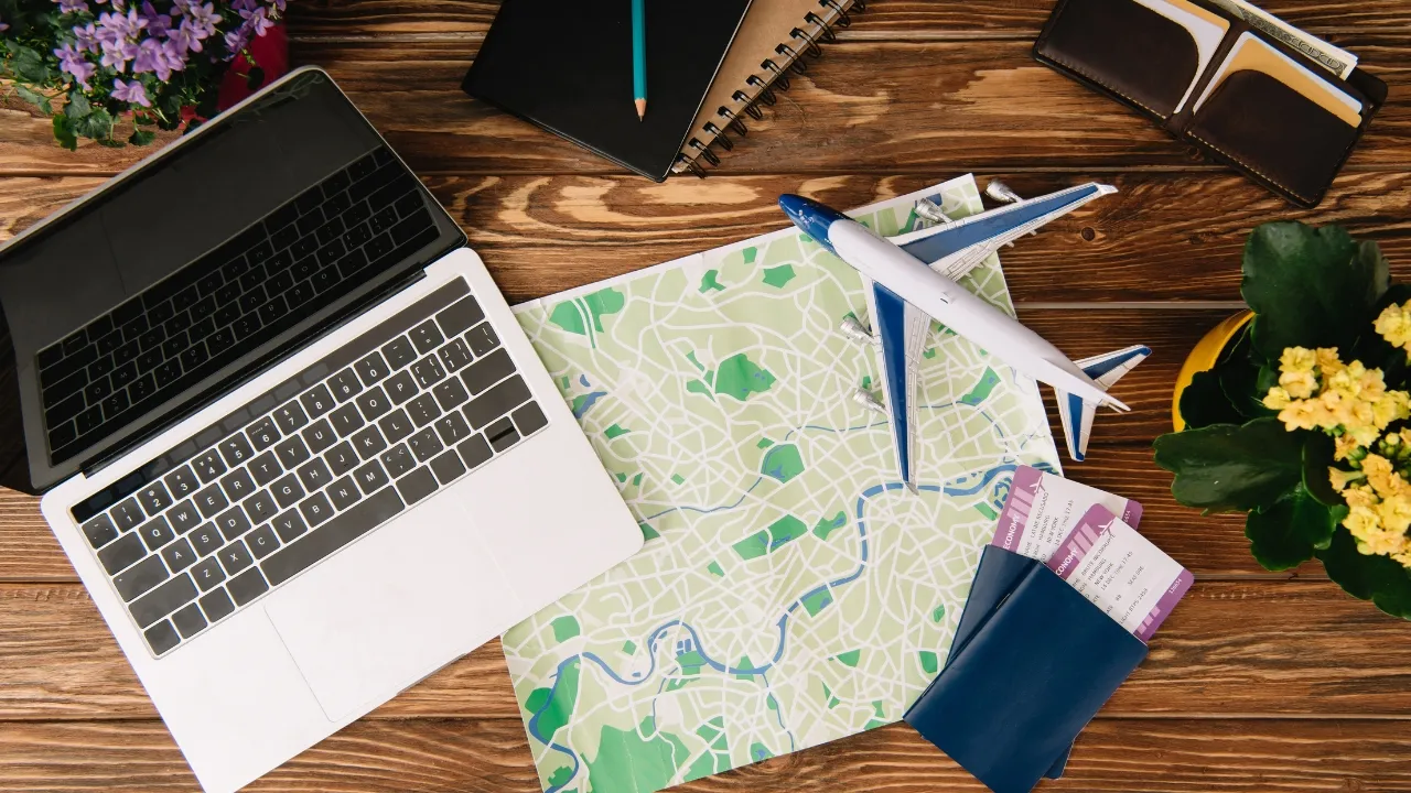Onfly apresenta soluções para gestão de viagens e despesas corporativas no Fórum E-commerce Brasil 2025