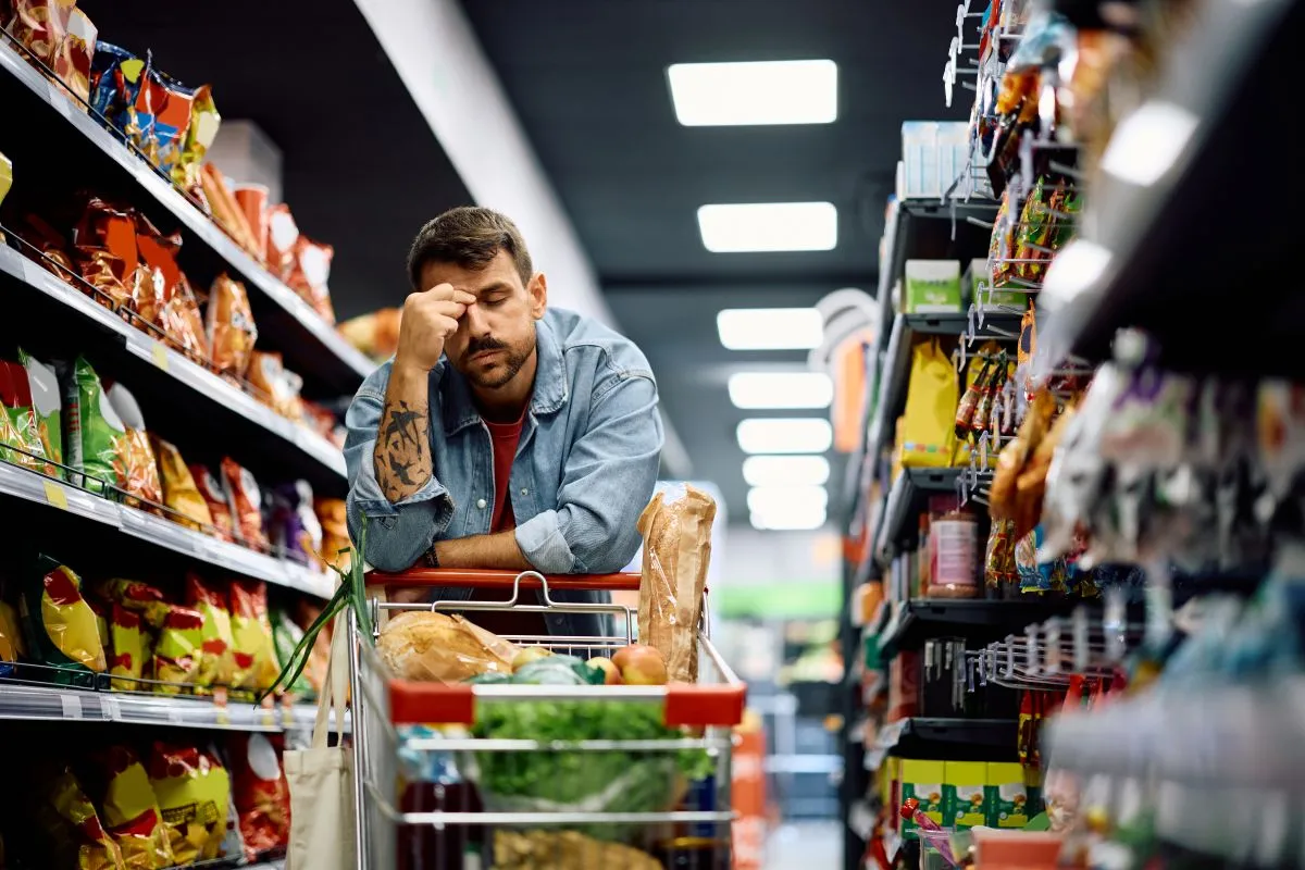 Confiança do consumidor segue estável em junho, mas permanece pessimista