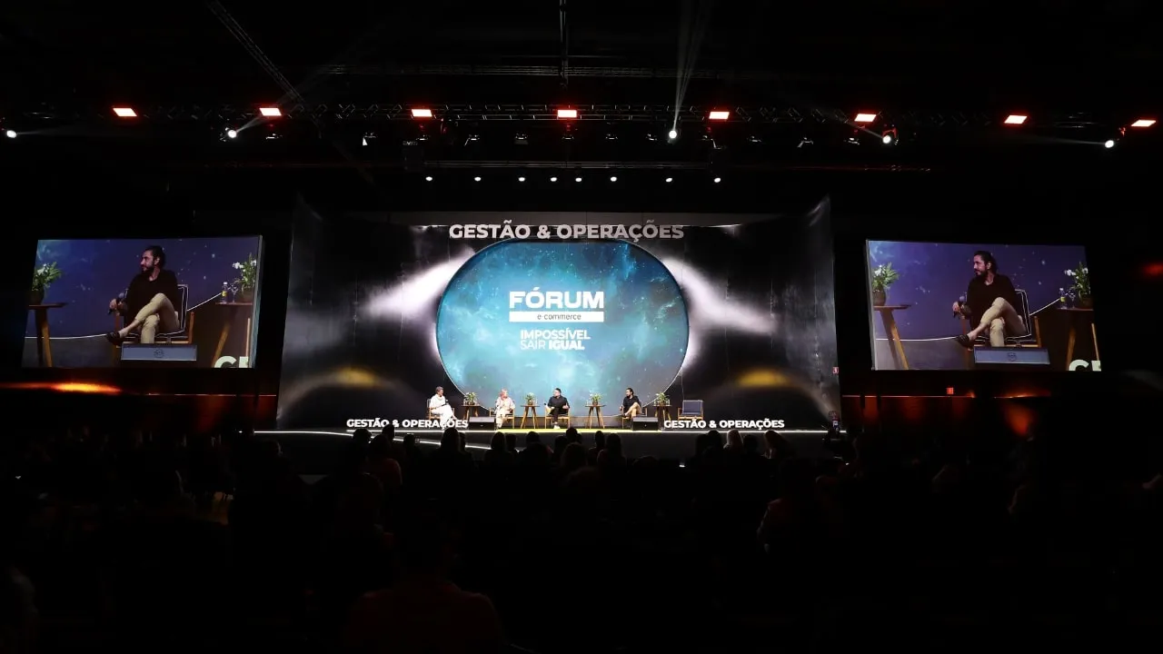 Palco de gestão e operações do Fórum E-commerce Brasil 2025