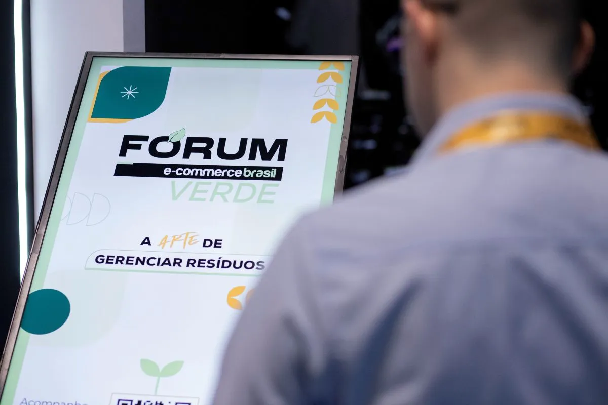 Tela no Fórum E-Commerce Brasil indicando a reutilização de resíduos, ideia ESG, reciclagem