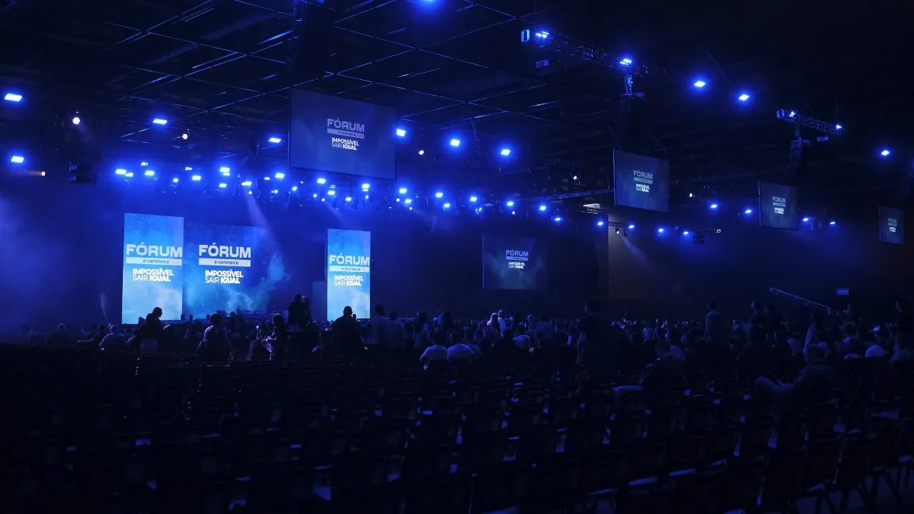 Palco do Fórum E-commerce Brasil 2025