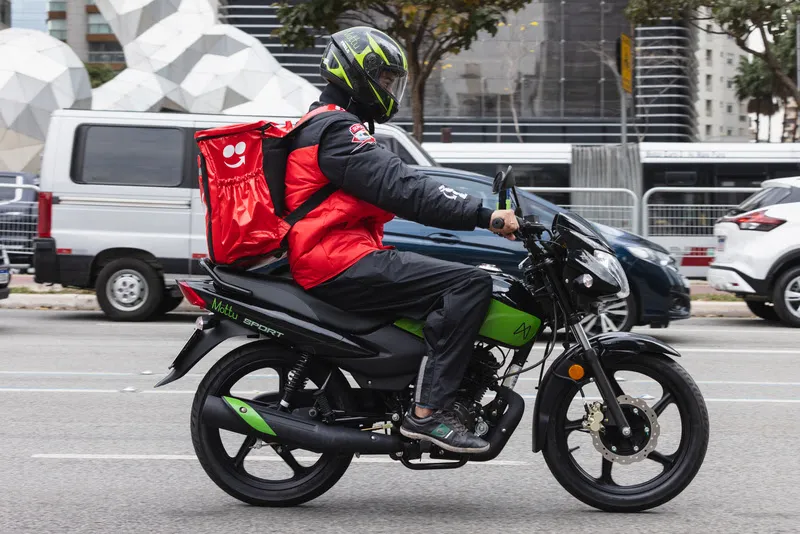 Em nova ofensiva, iFood anuncia parceria com a Mottu para estimular entregadores