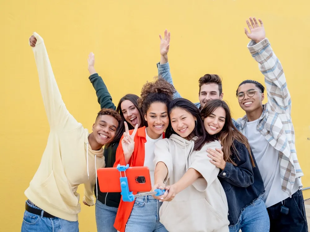 Grupo de jovens tirando uma selfie.