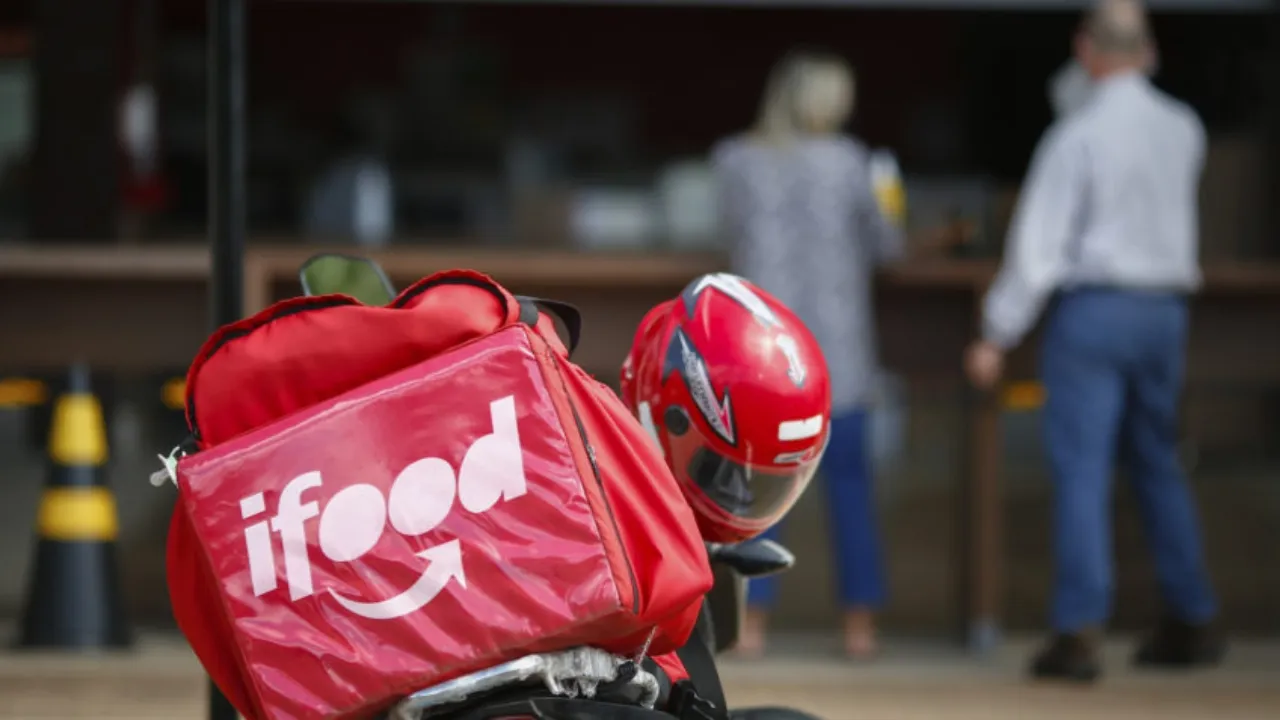 Bags falsificadas de aplicativos de entrega alimentam golpes de falsos entregadores