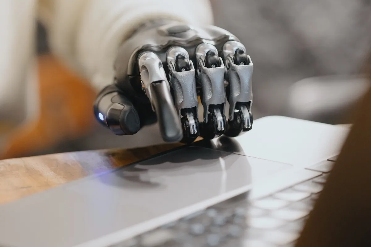 Consumidor brasileiro adota IA em ritmo acelerado, segundo Bain