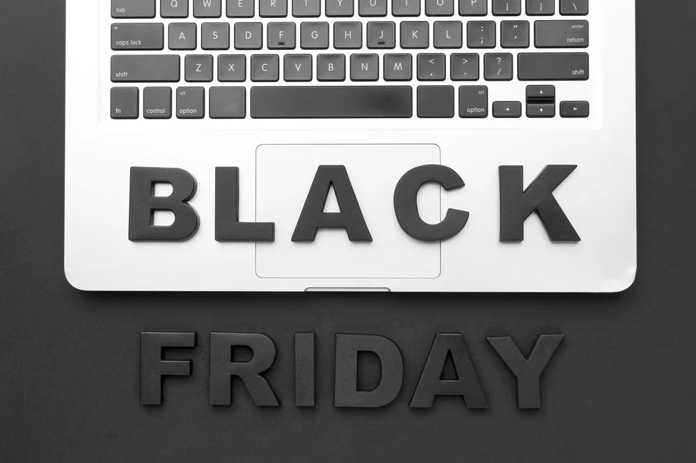 Notebook com letras em destaque formando a frase Black Friday.