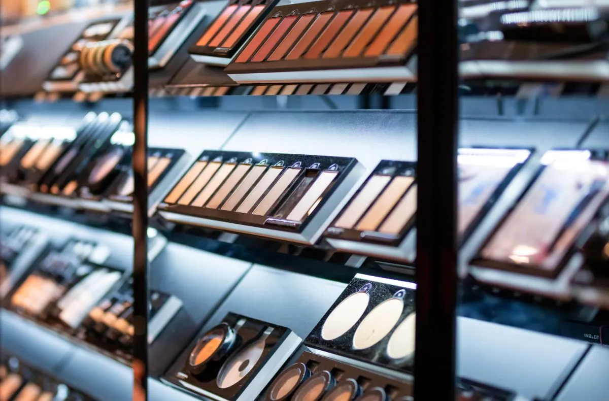 Conjunto de cosméticos nas prateleiras de uma loja de beleza