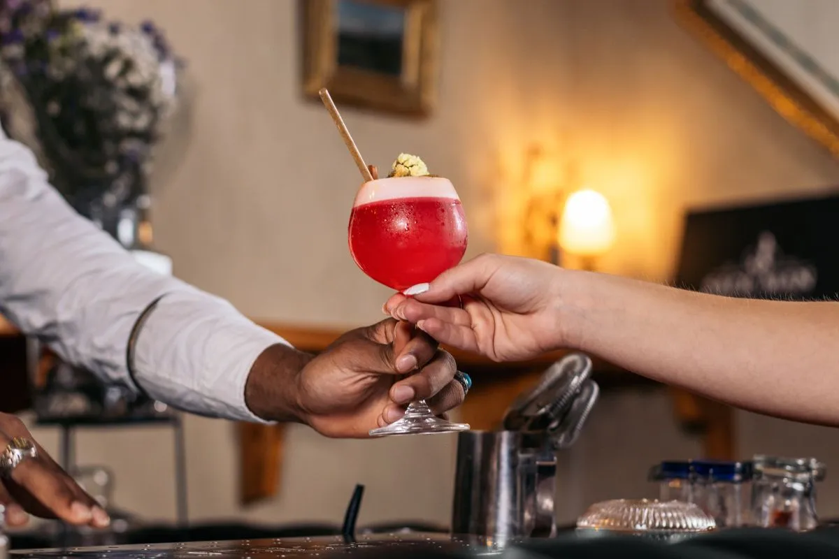 Crise do metanol derruba faturamento de bares em São Paulo em 12,9%, aponta Cielo